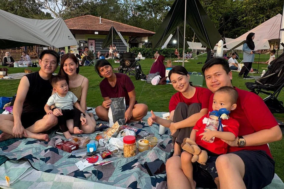 Pengunjung ‘Piknik Iftar’, Encik Gan Ming Chiek (kiri sekali), bersama ahli keluarganya dari Kuala Lumpur.