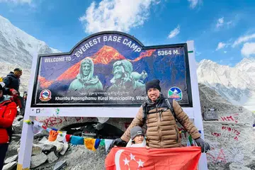 SELAMAT TIBA: Encik Zikri Ali dan anaknya, Abyan Imtiaz Irkiz, berjaya menakluki Khemah Induk Everest setelah selamat sampai pada 29 April. Mereka mengharungi kembara berjalan kaki selama lapan hari bermula 22 April.