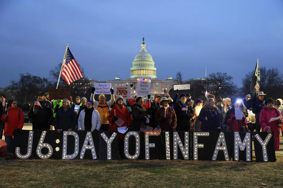 Orang ramai berhimpun dalam satu acara nyalaan lilin bagi memperingati ulang tahun kelima serangan ke atas Bangunan Capitol pada 6 Januari 2026 di Washington, DC. Hari ini menandakan ulang tahun kelima serangan pada 6 Januari 2021 ke atas Bangunan Capitol Amerika Syarikat oleh penyokong Donald Trump yang mendakwa pilihan raya presiden telah dicuri.