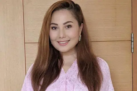 PENGALAMAN SERAM: Emma Warokka terdengar pintu biliknya diketuk berulang kali dan suara wanita tua dari sumur berdekatan ketika menjalani penggambaran filem, Pelet Tali Pocong.