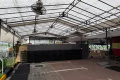 Kawasan yang biasa digunakan untuk solat Jumaat dan berbuka puasa di Masjid Alkaff Kampung Melayu ini ditutup dan dijadikan ‘tempat penyimpanan’ sementara, sambil menantikan kerja peningkatan yang bakal dilaksanakan. 