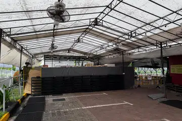 Kawasan yang biasa digunakan untuk solat Jumaat dan berbuka puasa di Masjid Alkaff Kampung Melayu ini ditutup dan dijadikan ‘tempat penyimpanan’ sementara, sambil menantikan kerja peningkatan yang bakal dilaksanakan. 