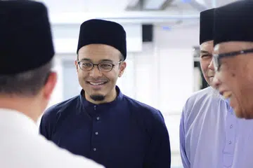 TIMBALAN KETUA EKSEKUTIF KEDUA: Encik Khairul Anwar (berbaju biru), akan menyelia pembangunan pendidikan agama, yang terdiri daripada enam madrasah sepenuh masa serta program sambilan aLIVE dan adil bagi kanak-kanak, belia serta golongan dewasa di masjid-masjid setempat. - Foto FACEBOOK MUIS
