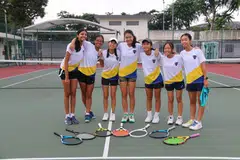 KALAHKAN PASUKAN PILIHAN: Pasukan tenis Sekolah Tinggi Perempuan Nanyang bergambar sebelum perlawanan final menentang Sekolah Perempuan Methodist di Pusat Latihan Kallang pada Isnin. 