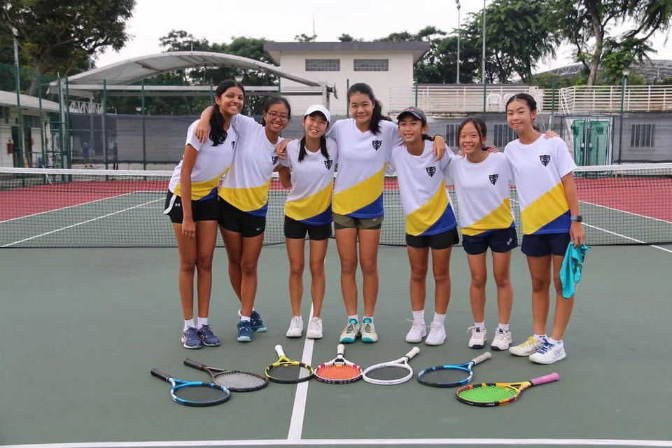 KALAHKAN PASUKAN PILIHAN: Pasukan tenis Sekolah Tinggi Perempuan Nanyang bergambar sebelum perlawanan final menentang Sekolah Perempuan Methodist di Pusat Latihan Kallang pada Isnin. 