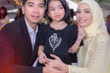 Pelakon Malaysia, Amar Baharin, bersama isteri yang juga pelakon, Amyra Rosli, dan anak perempuan mereka, Ayra Aryssa Amar.