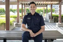 ISTIMEWA BUAT AYAH: SSGT Adib yang berjaya menerima Hadiah Buku MHA gembira dapat membahagiakan ayahnya dengan pencapaian beliau. - Foto MHA