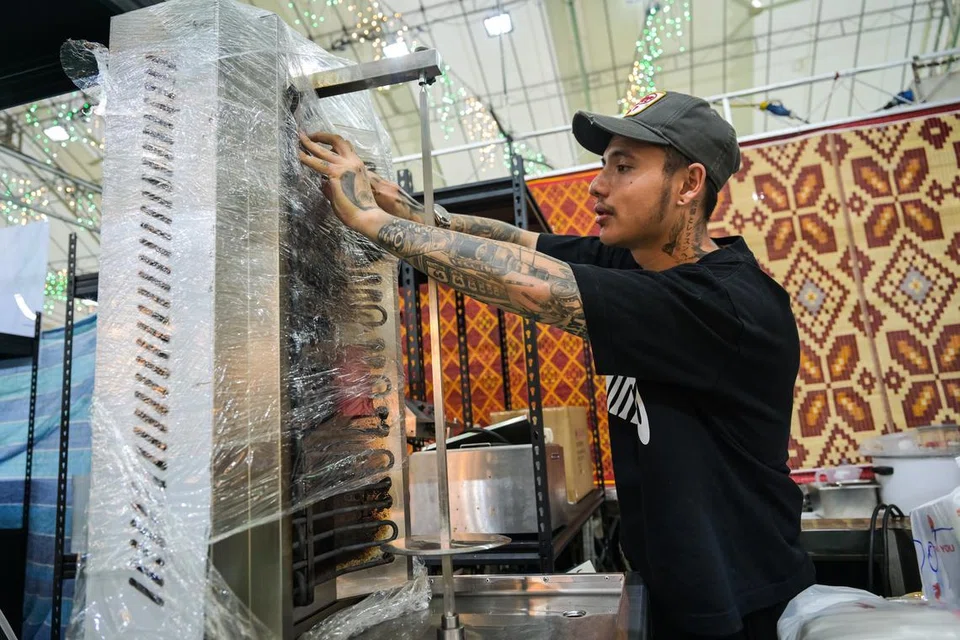 Pemilik Flamboyant Goons, Encik Kai Emilio, yakin dapat memperoleh pulangan yang baik kerana lokasi yang strategik di Bazar Raya Geylang Serai 2025. 
