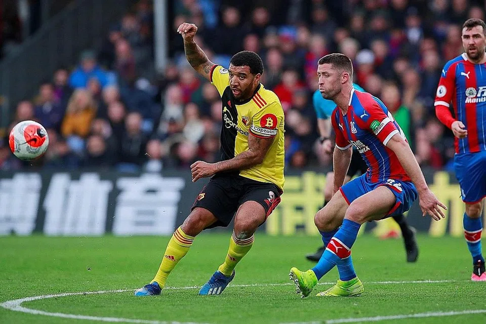 BIMBANG TURUN PADANG TERLALU AWAL: Troy Deeney (jersi kuning)dan Gary Cahill beraksi masing-masing bagi Watford dan Crystal Palace dalam satu perlawanan pada Mac, sebelum EPL digantung. Sedang EPL berusaha menyambung liga musim ini, pemain seperti Deeney menyuarakan keprihatinan mengenai keselamatan pemain. - Foto REUTERS