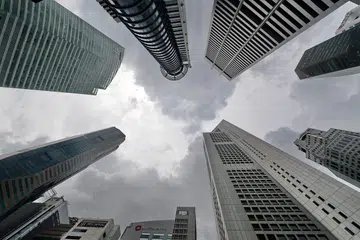 Bangunan pencakar langit di Raffles Place, pusat kewangan Singapura. Biarpun berdepan dengan cabaran, penampan fiskal Singapura, yang termasuk lebihan belanjawan berterusan, tidak terjejas oleh kelembapan dalam pertumbuhan dan terus menjadi lebih mantap berbanding negara lain yang mempunyai taraf kredit AAA juga.