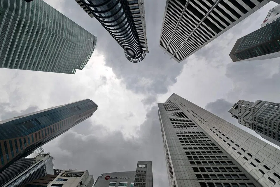 Bangunan pencakar langit di Raffles Place, pusat kewangan Singapura. Biarpun berdepan dengan cabaran, penampan fiskal Singapura, yang termasuk lebihan belanjawan berterusan, tidak terjejas oleh kelembapan dalam pertumbuhan dan terus menjadi lebih mantap berbanding negara lain yang mempunyai taraf kredit AAA juga.