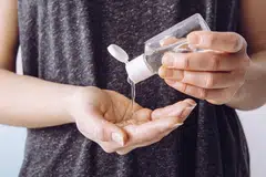 USAH LEKA: Menjaga kebersihan tangan tetap merupakan keutamaan pada bila-bila masa. - Foto ISTOCK