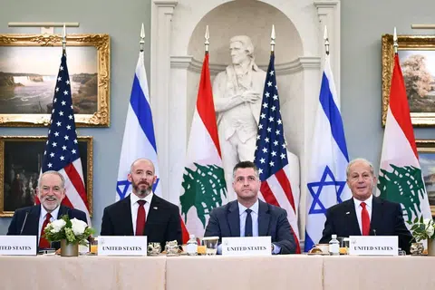 (Dari kiri) Duta Amerika Syarikat ke Israel, Encik Mike Huckabee; Ketua Staf Jabatan Negara Amerika, Encik Daniel Holler; Timbalan Penasihat Keselamatan Negara Amerika, Encik Mike Needham, dan Duta Amerika Syarikat ke Lebanon, Encik Michel Issa, menghadiri mesyuarat bersama delegasi Israel dan Lebanon di Jabatan Negara Amerika di Washington, DC, pada 2 Jun 2026.