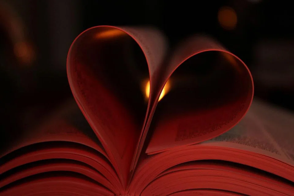 MEMBACA DALAM GELAP: Satu kajian baru-baru ini oleh Institut Penyelidikan Mata Singapura menunjukkan bahawa membaca dalam cahaya malap tidak menyumbang kepada peningkatan miopia. Namun, anda dinasihatkan supaya mengurangkan jumlah masa yang dihabiskan membaca dalam keadaan yang malap atau kurang bercahaya. - Foto ISTOCKPHOTO