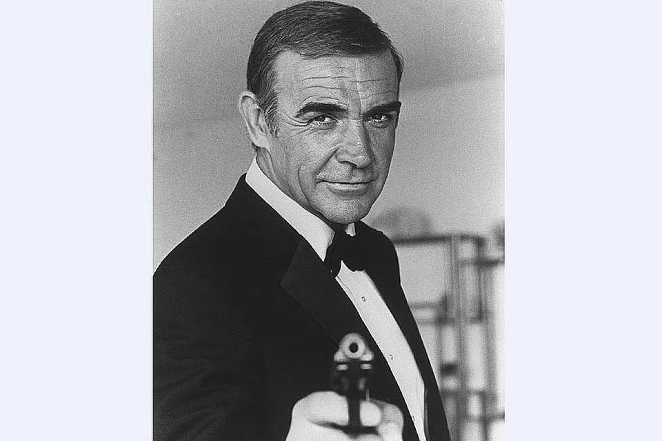 BOND DERMAWAN: Sean Connery mendapat pendapatan lumayan AS$1.25 juta bagi 'Diamonds Are Forever' dan menyalurkan wang itu kepada badan pendidikan amal yang ditubuhkannya.