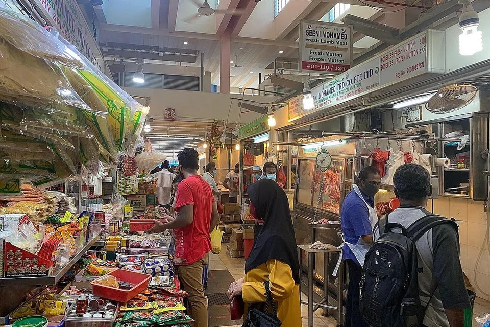 KURANG SIBUK: Pengunjung dibenarkan memasuki Pasar Tekka di Little India setiap lima minit ketika wartawan mengunjungi pasar itu sekitar 8.30 pagi semalam. - Foto BM oleh ZULAIQAH ABDUL RAHIM 