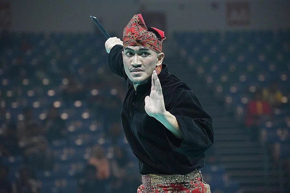 JUARA AKHIRNYA: Muhammad Iqbal Abdul Rahman akhirnya ditabal juara dunia buat pertama kali selepas lima percubaan dalam kategori Seni lelaki semasa Kejohanan Pencak Silat Dunia baru-baru ini. - Foto PERSISI