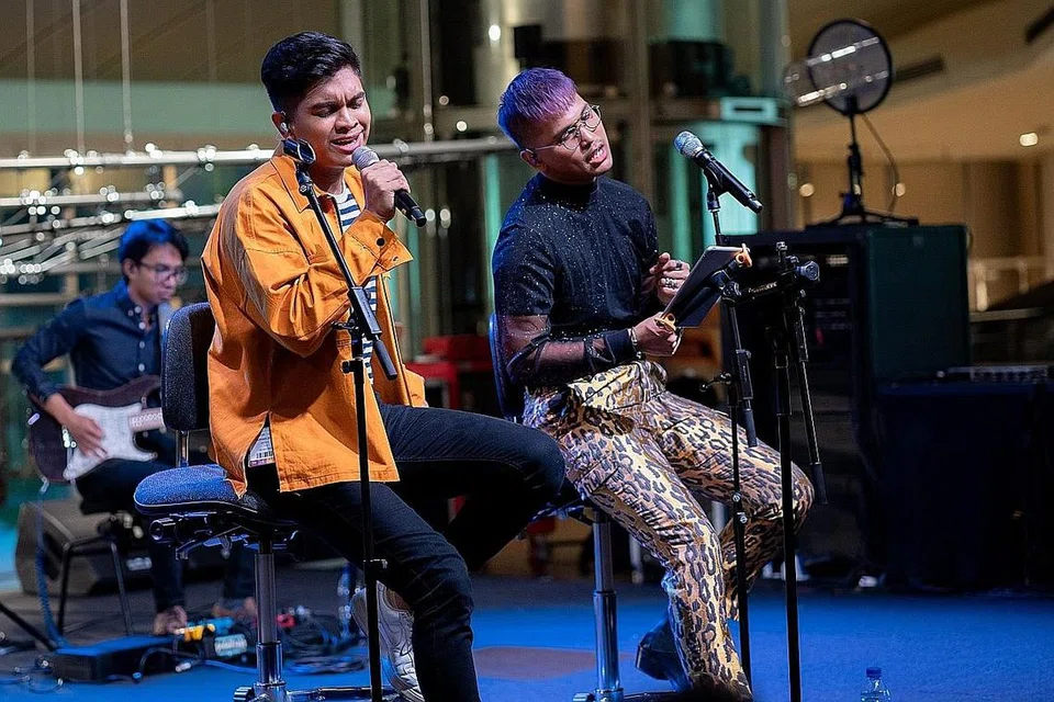 SERASI BERSAMA: Izat (kanan) dan Farhan bergabung tenaga di acara 'Come Together' anjuran Esplanade baru-baru ini yang mendapat sambutan menggalakkan daripada orang ramai, baik peminat mahupun penyanyi Singapura lain. - Foto BH oleh NUR DIYANA TAHA