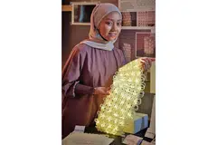 SENANGI DUNIA REKAAN PESAT BERUBAH: Cik Sitti Nur Syahirah Md Hatta gemari kursus reka bentuk produk dan perindustrian yang diikutinya di Politeknik Temasek kerana ia memberi ruang baginya bereksperimen dan menyatukan teknik tradisional mengait dengan cetakan canggih tiga dimensi (3D). - Foto POLITEKNIK TEMASEK
