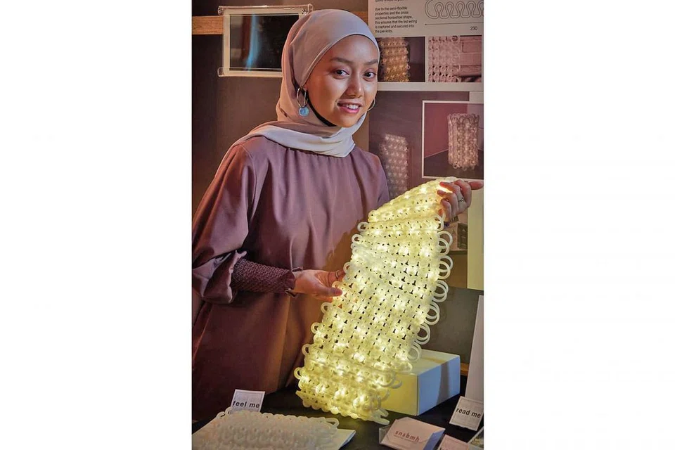 SENANGI DUNIA REKAAN PESAT BERUBAH: Cik Sitti Nur Syahirah Md Hatta gemari kursus reka bentuk produk dan perindustrian yang diikutinya di Politeknik Temasek kerana ia memberi ruang baginya bereksperimen dan menyatukan teknik tradisional mengait dengan cetakan canggih tiga dimensi (3D). - Foto POLITEKNIK TEMASEK