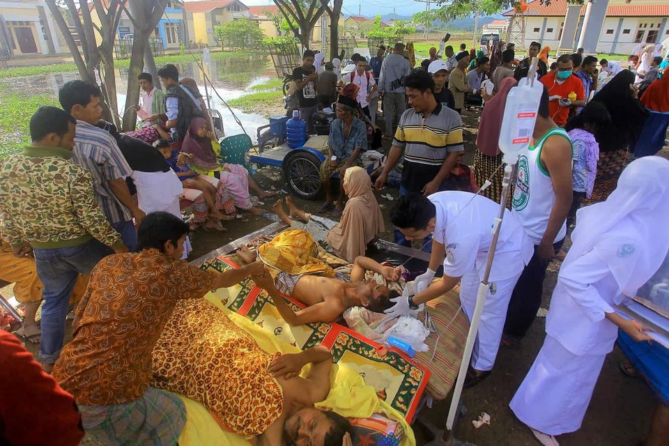 SESAK: Sekumpulan mangsa gempa di Aceh terpaksa diletakkan di luar kawasan hospital daerah di Pidie Jaya, Aceh, sambil menerima rawatan kerana masalah kesesakan di hospital itu. - Foto-foto AFP
