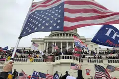 CETUSAN RUSUHAN: Ribuan penyokong Presiden Donald Trump membantah dan menyerbu masuk Bangunan Capitol kelmarin dan menolak keputusan kemenangan Encik Joe Biden dalam pilihan raya presiden 3 November lalu. - Foto REUTERS