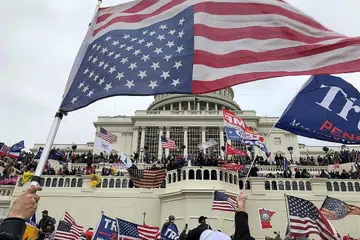 CETUSAN RUSUHAN: Ribuan penyokong Presiden Donald Trump membantah dan menyerbu masuk Bangunan Capitol kelmarin dan menolak keputusan kemenangan Encik Joe Biden dalam pilihan raya presiden 3 November lalu. - Foto REUTERS