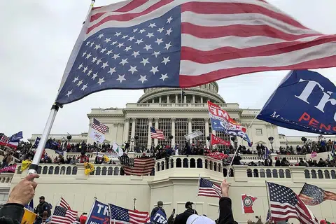 CETUSAN RUSUHAN: Ribuan penyokong Presiden Donald Trump membantah dan menyerbu masuk Bangunan Capitol kelmarin dan menolak keputusan kemenangan Encik Joe Biden dalam pilihan raya presiden 3 November lalu. - Foto REUTERS