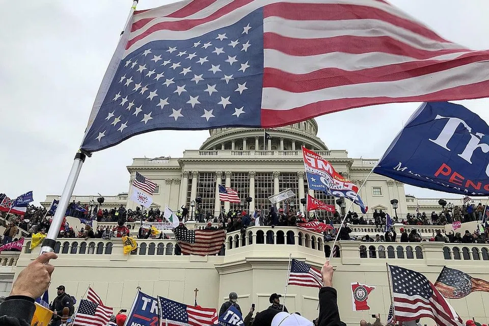CETUSAN RUSUHAN: Ribuan penyokong Presiden Donald Trump membantah dan menyerbu masuk Bangunan Capitol kelmarin dan menolak keputusan kemenangan Encik Joe Biden dalam pilihan raya presiden 3 November lalu. - Foto REUTERS