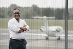 TAMBAH ILMU PENERBANGAN: Pengurus tanjakan di Lapangan Terbang Seletar, Encik Razali Abdul Rahim, mengambil kursus ijazah Sains Gunaan (Penerbangan) kerana ingin merebut peluang meneroka ilmu terkini tentang pesawat dan operasi lapangan terbang. - Foto BH oleh ALVIN HO