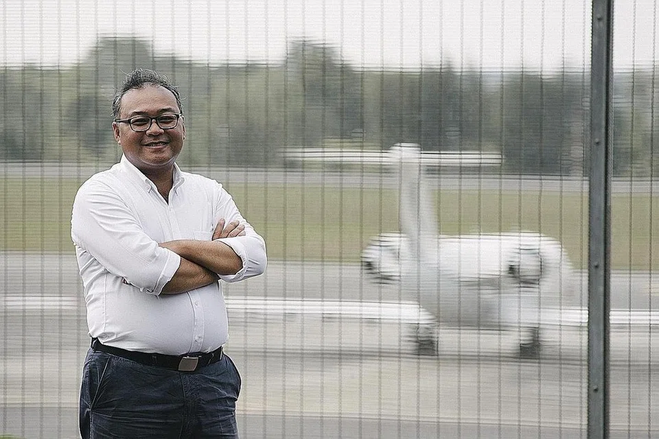 TAMBAH ILMU PENERBANGAN: Pengurus tanjakan di Lapangan Terbang Seletar, Encik Razali Abdul Rahim, mengambil kursus ijazah Sains Gunaan (Penerbangan) kerana ingin merebut peluang meneroka ilmu terkini tentang pesawat dan operasi lapangan terbang. - Foto BH oleh ALVIN HO