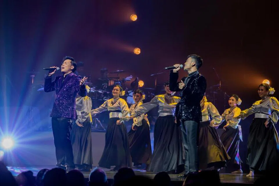 PADU SUARA BERTENAGA: Hyrul Anuar (kiri) dan Muhammad Nor Shafiq Ridzwan menyatukan kekuatan dan keunikan vokal masing-masing di pentas ‘Decadans: Celebrating A Decade In Dance’.