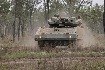Kenderaan Tempur Berperisai (AFV) Hunter dalam Latihan Wallaby di Australia.