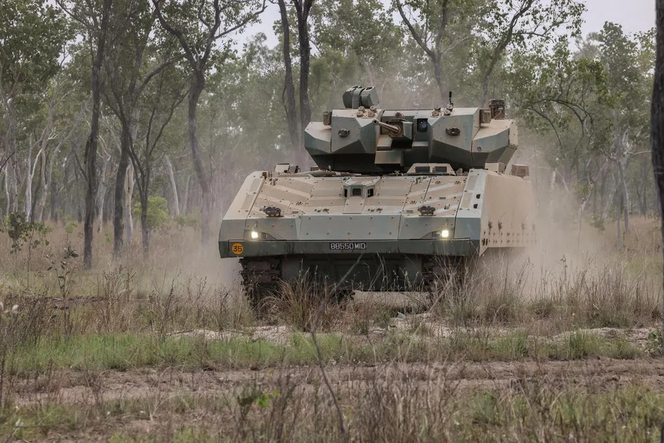 Kenderaan Tempur Berperisai (AFV) Hunter dalam Latihan Wallaby di Australia.