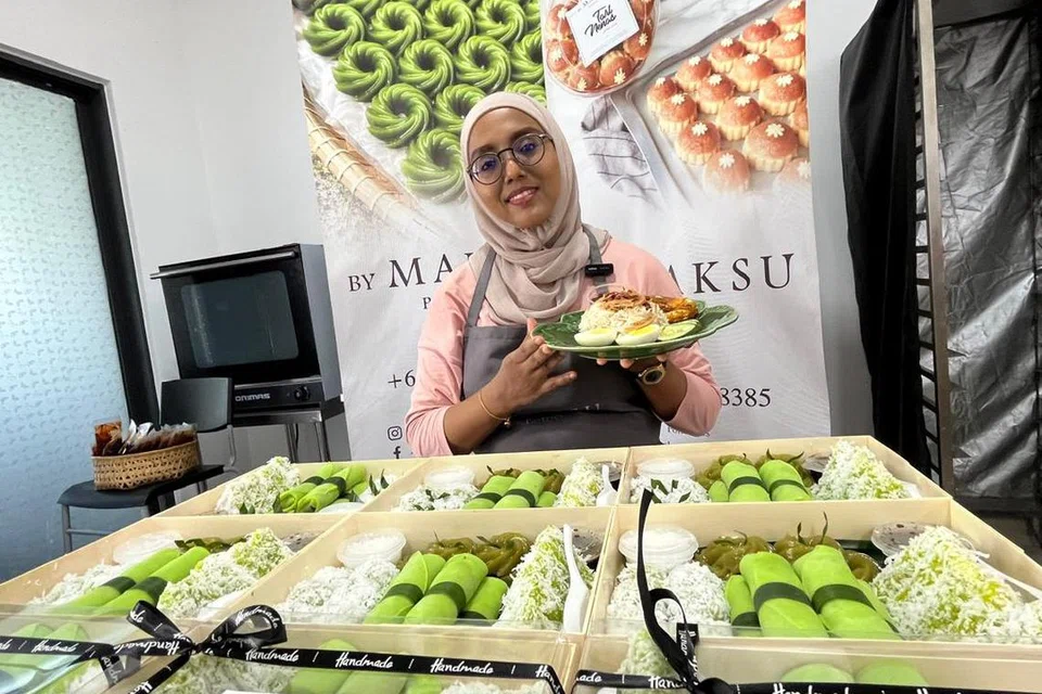 Pengusaha kuih tradisional Melayu di Selangor tidak menang tangan melayani permintaan pelanggan yang tertarik dengan keenakan dan keindahan persembahan kuih air tangan Cik Siti Masitah Awang Kechik, atau lebih selesa dipanggil Maksu. 