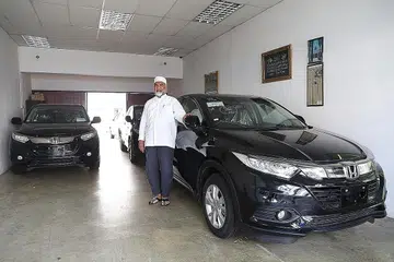CEKAL HADAPI TEMPOH MENCABAR: Encik Taifoor perlu mengurangkan kos kerana penjualan kereta tidak lagi dapat mengimbangi kos niaga. - Foto fail