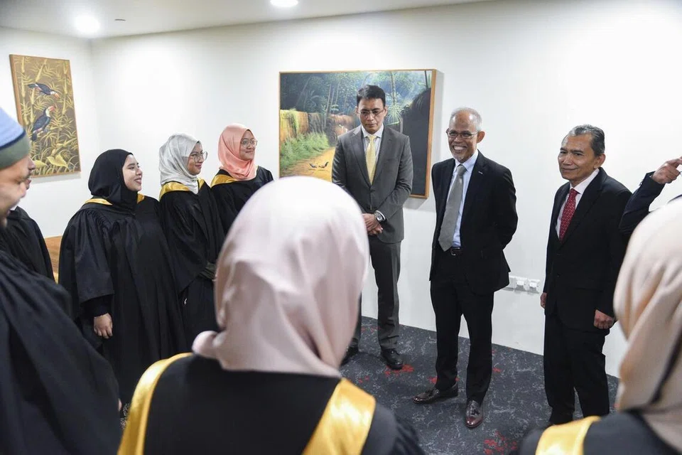 Mantan Menteri Bertanggungjawab bagi Ehwal Masyarakat Islam, yang kini merupakan Menteri Pembangunan Sosial dan Keluarga, Encik Masagos Zulkifli Masagos Mohamad (dua dari kanan) beramah mesra dengan para graduan di Majlis Konvokesyen Sijil Possiswazah Islam dalam Masyarakat Kontemporari (PCICS) 2023.
