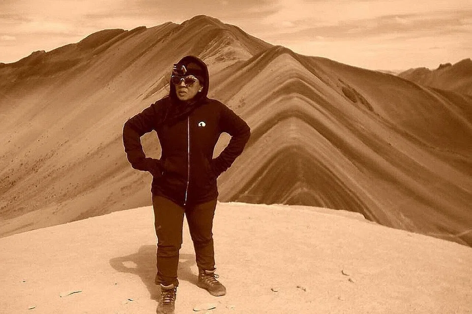 DI KELILINGI GUNUNG: Cik Noor Aishah berjaya mendaki Gunung Pelangi (Rainbow Mountain) di Peru, Amerika Selatan, seorang diri, ditemani seorang pemandu tempatan. - Foto ihsan NOOR AISHAH AHMAD 