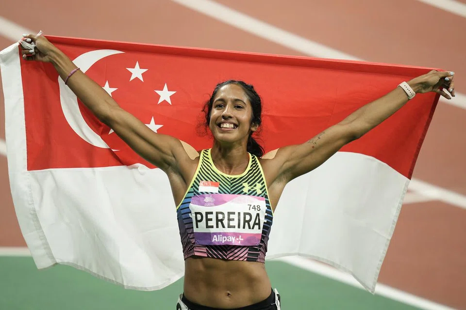 MANTAP: Shanti Pereira merangkul pingat perak dalam final acara larian pecut 100 meter wanita di Sukan Asia Hangzhou pada Sabtu. 