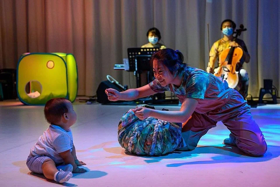 UNTUK SI CILIK: Acara tarikan The Artground ialah 'In Search of You oleh The Kueh Tutus' yang menawarkan pengalaman pelbagai deria untuk bayi dan kanak-kanak dari enam bulan hingga tiga tahun, dan penjaga mereka. - Foto THE ARTGROUND - A CURIOUS PLACE TO BE
