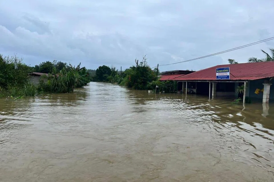 TERPUTUS LALUAN: Kenderaan ringan tidak dapat melalui kawasan yang dinaiki banjir pada 26 Disember.