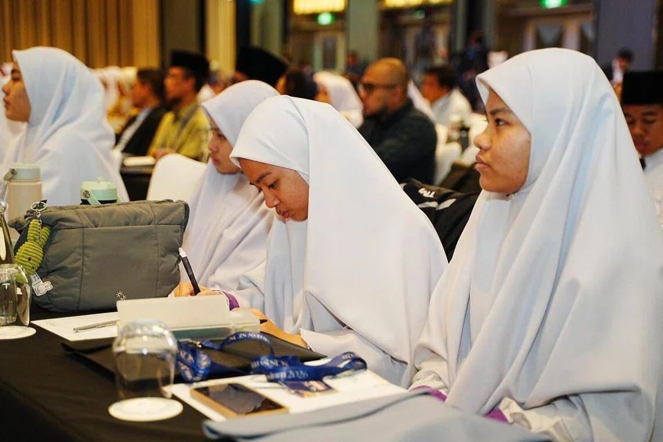 Sekitar 300 hadirin yang menghadiri Simposium Kolej Pengajian Islam Singapura (SCIS) termasuk cendekiawan tempatan dan luar negara, pendidik, dan pelajar madrasah yang layak menyertai SCIS pada kali pertama ia dibuka pada suku ketiga 2028.