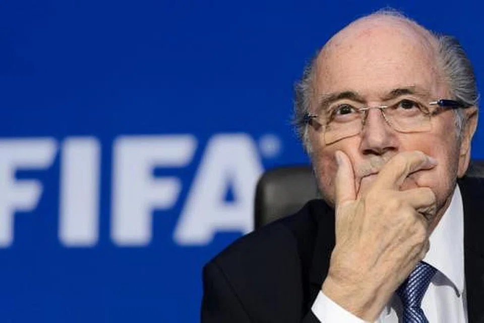 GAJI JALAN TERUS: Kini menjalani penggantungan kerana melanggar etika Fifa, Sepp Blatter tetap menerima gajinya selagi presiden baru belum dipilih. - Foto AFP