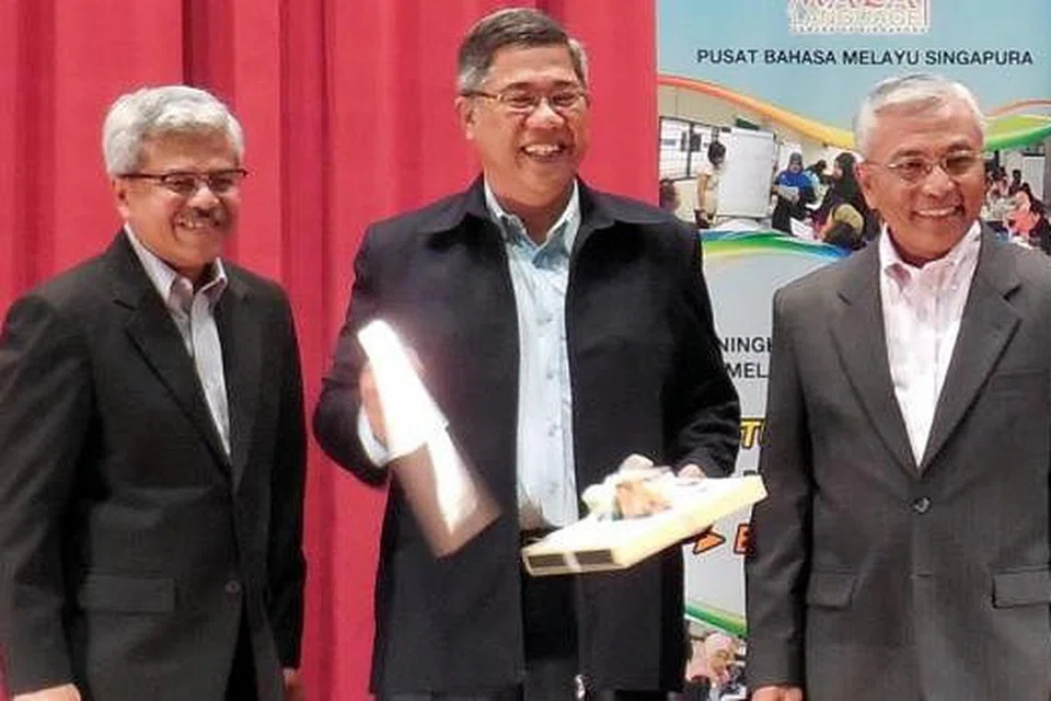 PERKASA BAHASA: (Dari kiri) Pengarah Pusat Bahasa Melayu Singapura (MLCS), Encik Mohd Noh Daipi; penyampai ucap utama, Datuk Zainal Abidin Borhan; dan Setiausaha Parlimen Kanan (Pendidikan merangkap Tenaga Manusia), Encik Hawazi Daipi, yang merasmikan Seminar Bahasa Melayu 2014 di Auditorium MLCS semalam. - Foto MOHD RAMAN DAUD