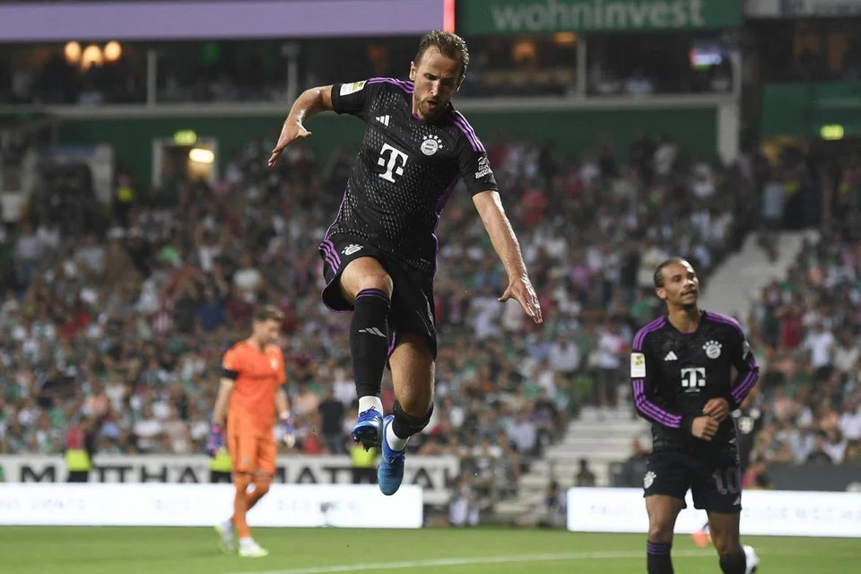 JARINGAN PERTAMA: Harry Kane menyambut jaringan pertamanya  bersama pasukan Bayern Munich semasa menentang Werder Bremen.