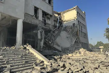 Bangunan Kementerian Pertahanan Syria yang rosak, yang menempatkan Ibu Pejabat Staf Am Tentera, selepas serangan udara oleh Israel di Damsyik, Syria, pada 16 Julai 2025. Pasukan Pertahanan Israel mengesahkan serangan ke atas bangunan tersebut pada tarikh yang sama susulan penempatan tentera Syria di wilayah majoriti Druze, Suweida, selepas pertempuran antara pejuang Druze dan suku Badwi mengakibatkan kematian puluhan orang. Menteri Pertahanan Syria telah mengumumkan gencatan senjata pada 15 Julai di bandar As Suweida, yang dimasuki tentera Syria pada pagi hari yang sama, namun kawasan tersebut masih menyaksikan pertempuran ganas antara pasukan kerajaan dan militan Druze.