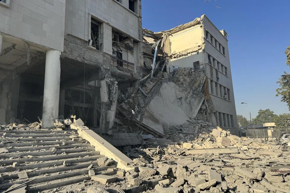 Bangunan Kementerian Pertahanan Syria yang rosak, yang menempatkan Ibu Pejabat Staf Am Tentera, selepas serangan udara oleh Israel di Damsyik, Syria, pada 16 Julai 2025. Pasukan Pertahanan Israel mengesahkan serangan ke atas bangunan tersebut pada tarikh yang sama susulan penempatan tentera Syria di wilayah majoriti Druze, Suweida, selepas pertempuran antara pejuang Druze dan suku Badwi mengakibatkan kematian puluhan orang. Menteri Pertahanan Syria telah mengumumkan gencatan senjata pada 15 Julai di bandar As Suweida, yang dimasuki tentera Syria pada pagi hari yang sama, namun kawasan tersebut masih menyaksikan pertempuran ganas antara pasukan kerajaan dan militan Druze.