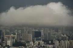 Suasana mendung diiringi hujan di Singapura