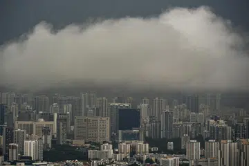 Suasana mendung diiringi hujan di Singapura