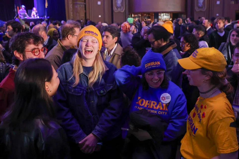 Tetamu menonton siaran berita semasa majlis parti pilihan raya yang dianjurkan oleh calon Demokrat bagi jawatan Datuk Bandar New York, Zohran Mamdani, di daerah Brooklyn, New York, Amerika Syarikat, pada 4 November 2025. Mamdani menewaskan Andrew Cuomo untuk memenangi pilihan raya Datuk Bandar New York.